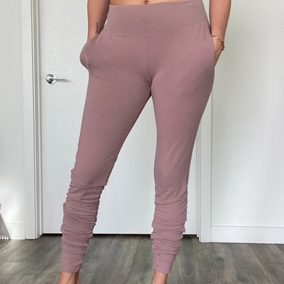 Alo Yoga | Solar Ruched Sweats - Picture 2 of 4